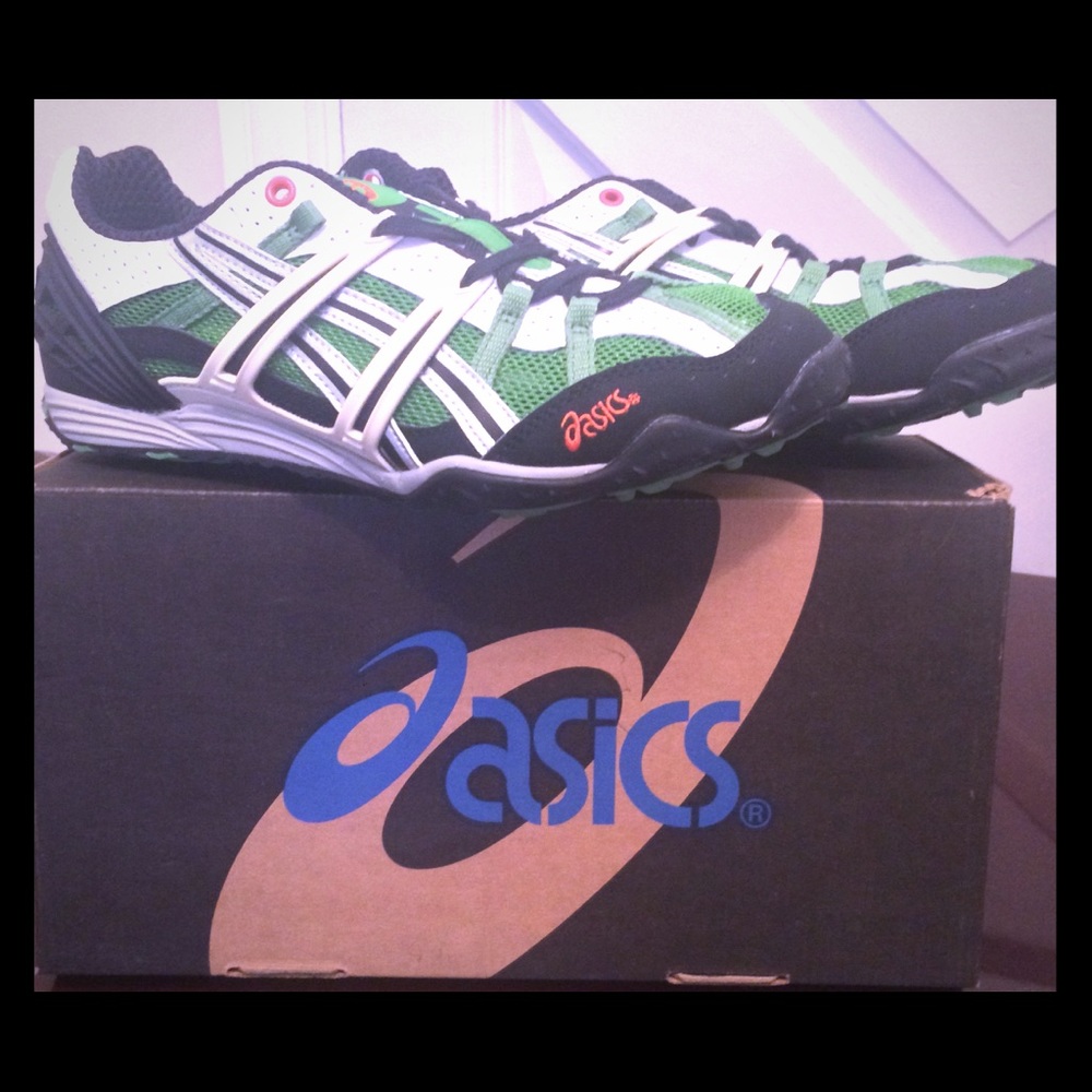 New Men's Oasis spikeless running shoe.